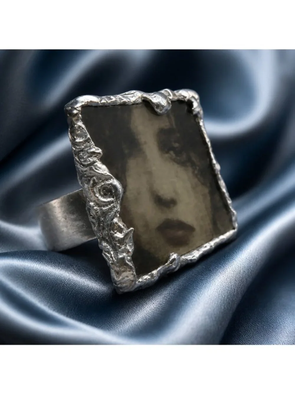 Tiny Canvas Statement Ring – Vintage Woman Portrait, Silver-Blend Spoon Bowl Ban